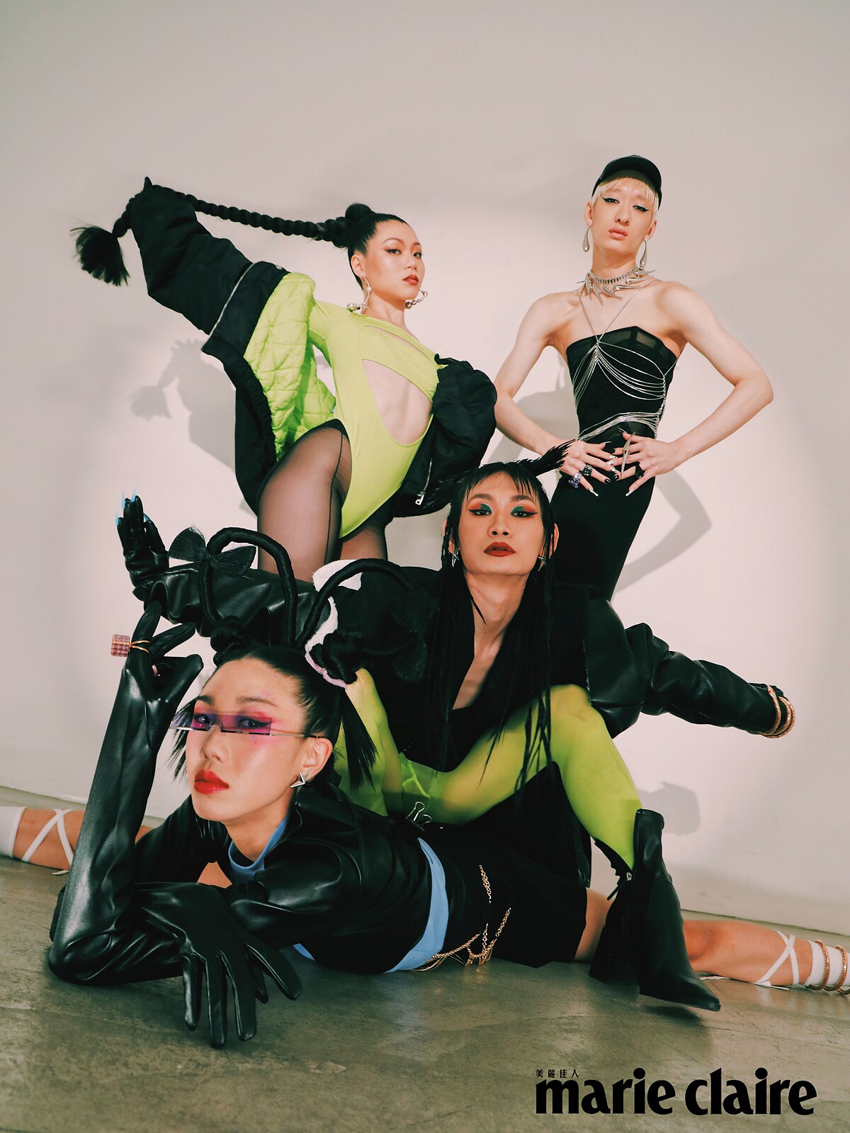 （左）Sann 007、（右） Ily 007、（中）Aki Zoradia、 Chin Vase