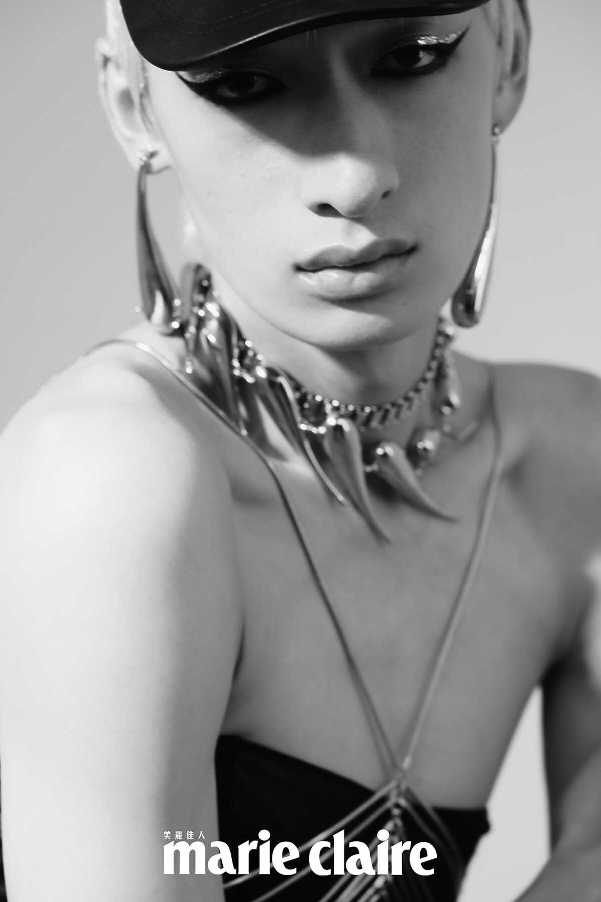 （ILY007）爪牙造型戒指 by zeit；Lucent 紫色個性戒指、Lucent 黑色個性戒指，all by Swarovski；釦飾厚底短靴 by CHARLES & KEITH ；馬甲剪裁洋裝、銀色身體鏈、皮質棒球帽、造型耳環、造型項鍊、銀色甲片，all by Mugler H&M 。