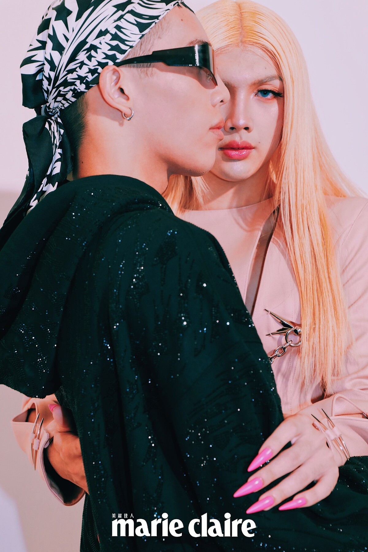 （左）Jason Versace、（右）Rochelle Versace（Jason Jason Versace ）剪裁牛仔褲、滿鑽連帽上衣、漸變印花絲巾、漸變印花頭巾，all by Mugler H&M。(Rochelle Versace )復古剪裁粉色套裝、螢光粉剪裁絲褲、星星耳環、變形星星別針鏈飾，all by Mugler H&M。 