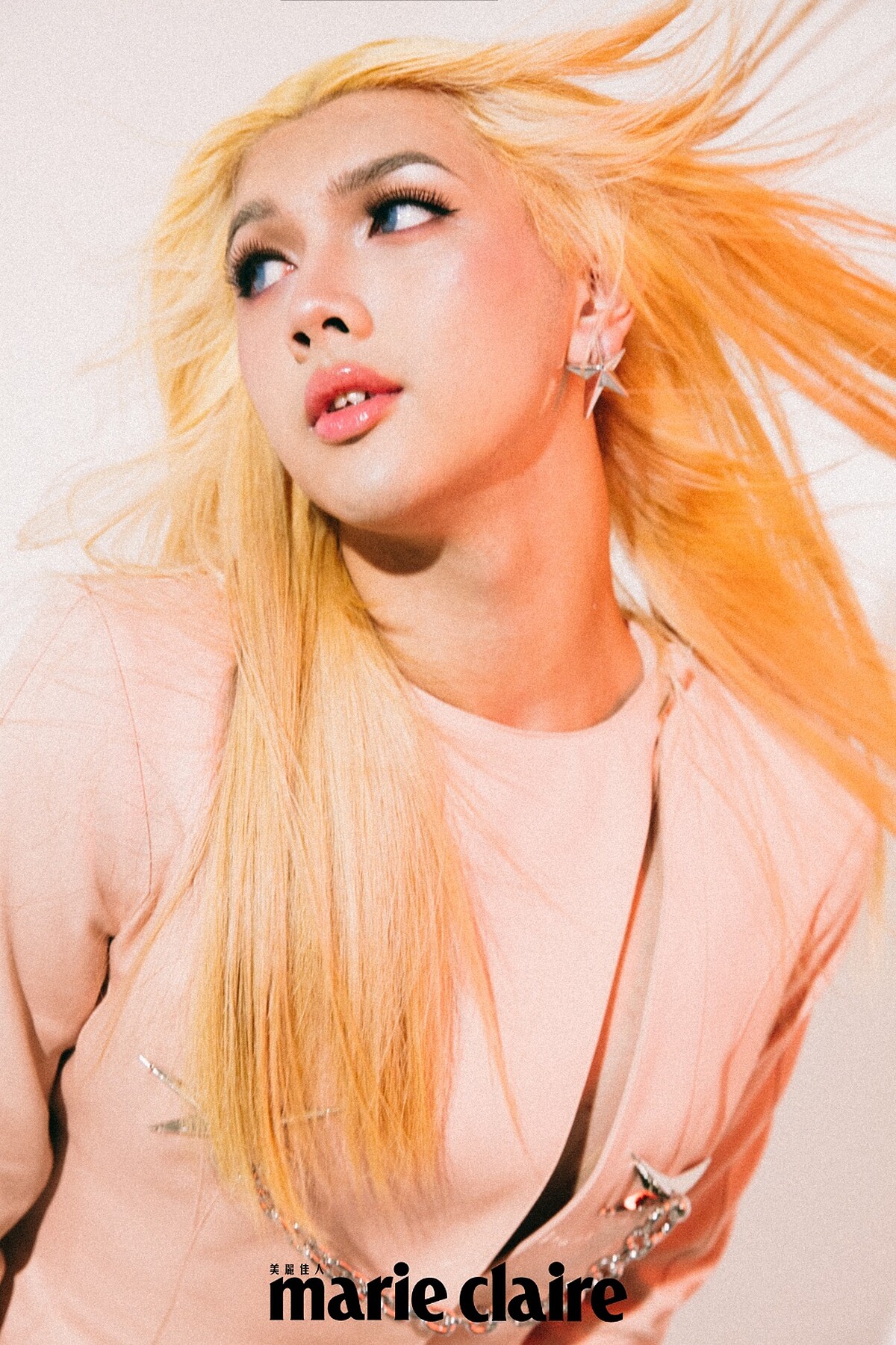 復古剪裁粉色套裝、螢光粉剪裁絲褲、星星耳環、變形星星別針鏈飾，all by Mugler H&M。 