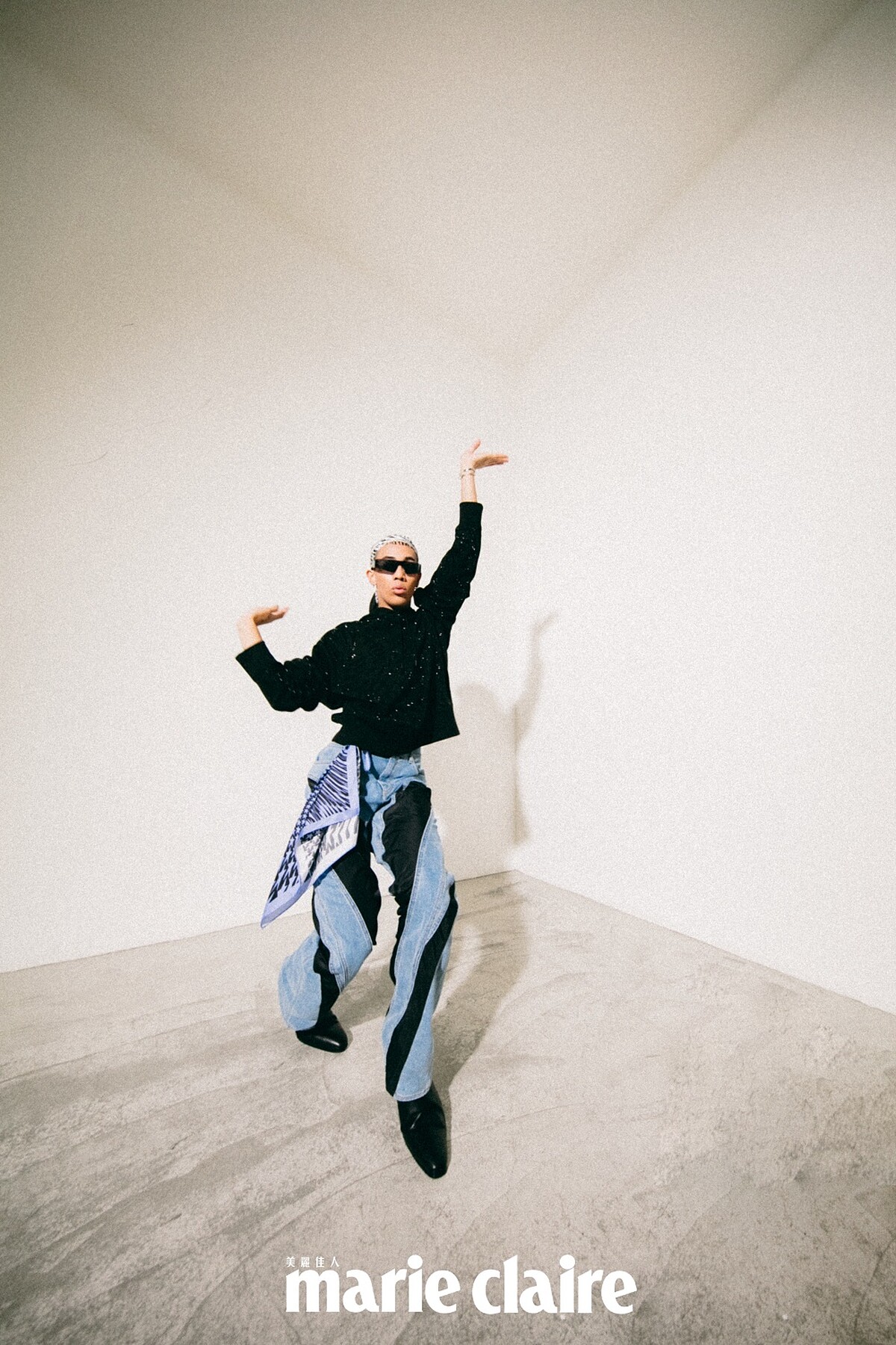 剪裁牛仔褲、滿鑽連帽上衣、漸變印花絲巾、漸變印花頭巾，all by Mugler H&M。