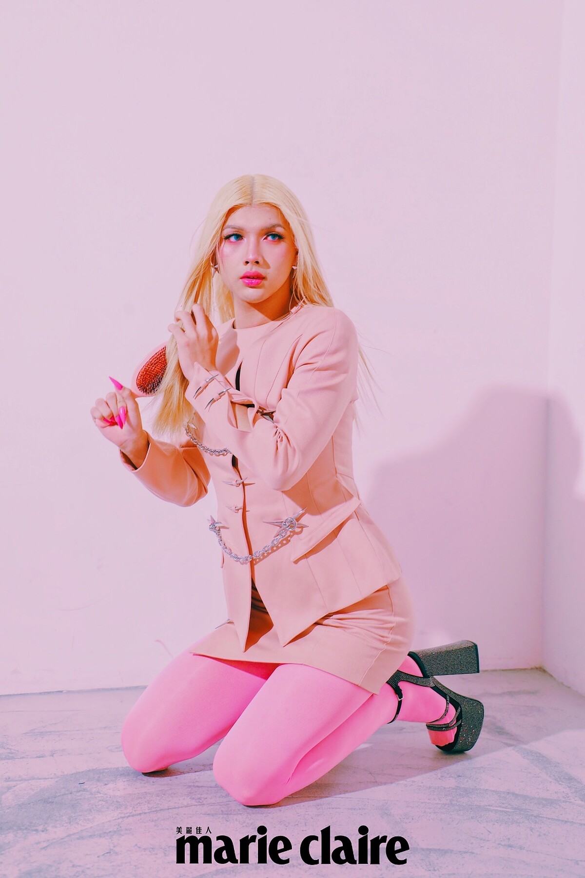 復古剪裁粉色套裝、螢光粉剪裁絲褲、星星耳環、變形星星別針鏈飾，all by Mugler H&M。 