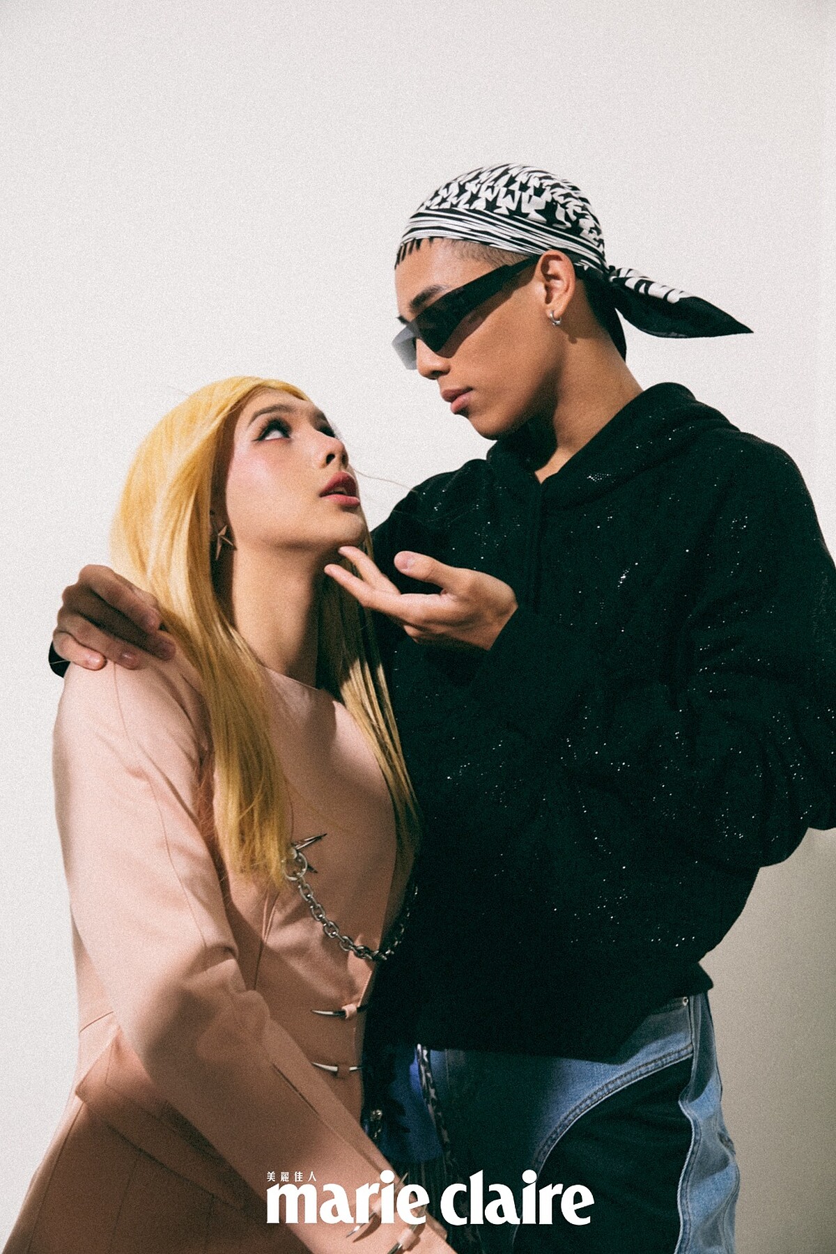 （Jason Jason Versace ）剪裁牛仔褲、滿鑽連帽上衣、漸變印花絲巾、漸變印花頭巾，all by Mugler H&M。(Rochelle Versace )復古剪裁粉色套裝、螢光粉剪裁絲褲、星星耳環、變形星星別針鏈飾，all by Mugler H&M。 