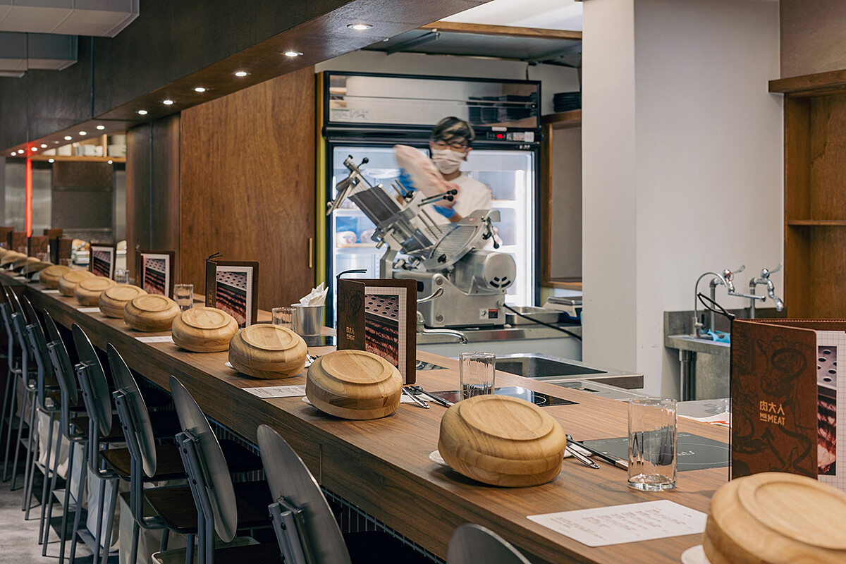 空間則將開放式廚房以及吧台座位作為視覺重心。