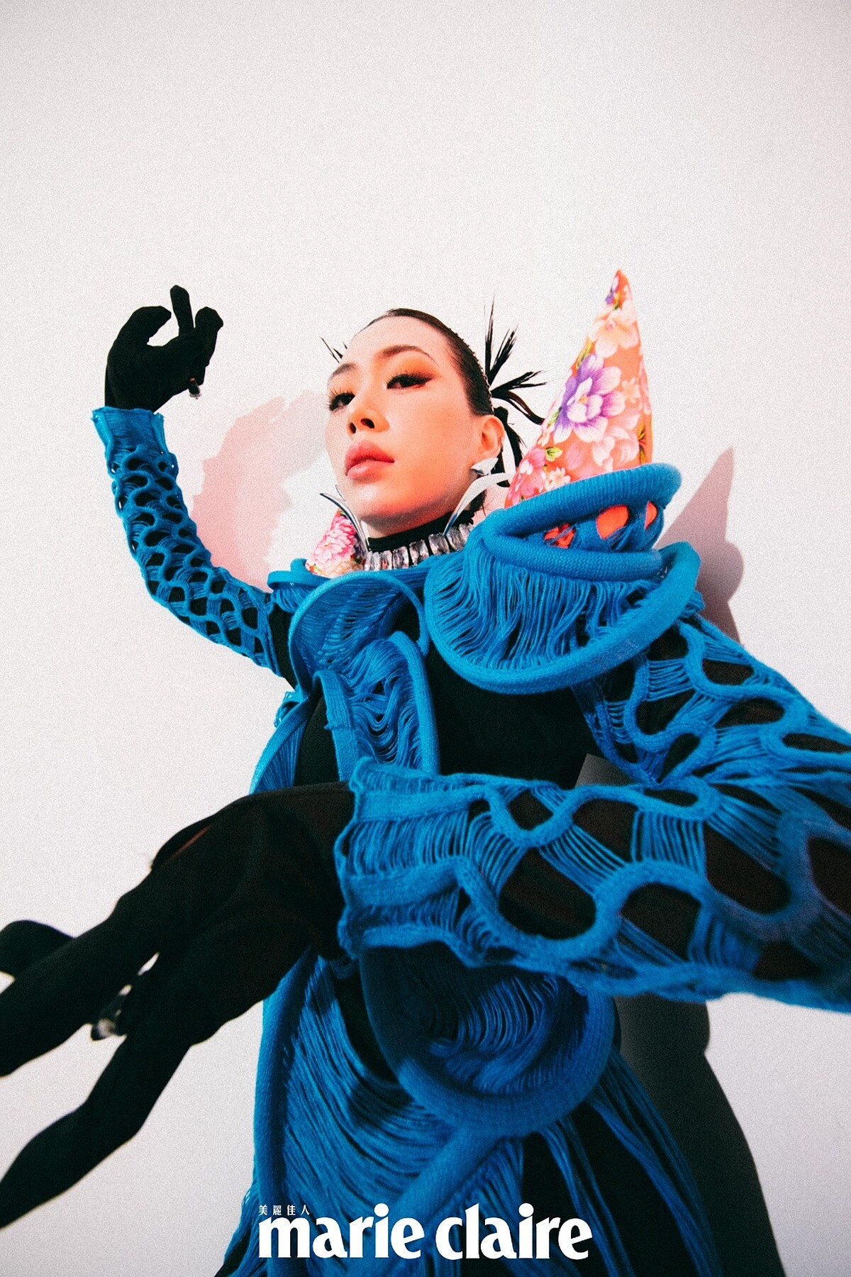 銀色造型耳環 by Mugler H&M；Harmonia頸鍊、Chroma個性戒指，all by Swarovski ；藍色剪裁針織連衣裙、黑色連體衣、藍色針織靴，all by LIN LU。