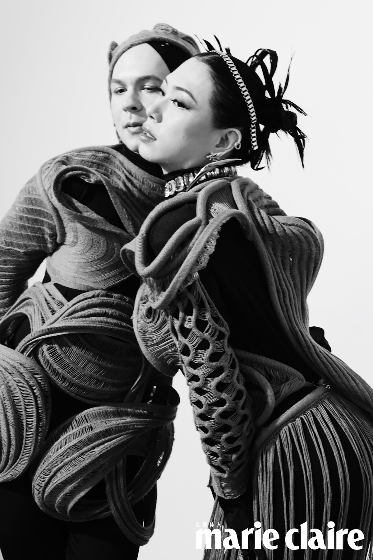 （Issac Vase）藍色剪裁針織連衣裙、黑色連體衣、藍色剪裁針織帽飾、藍色針織靴，all by LIN LU；(Kelly Vase )Lucent 藍色大圈耳環、Numina 個性戒指、Chroma 個性戒指 ，all by Swarovski。