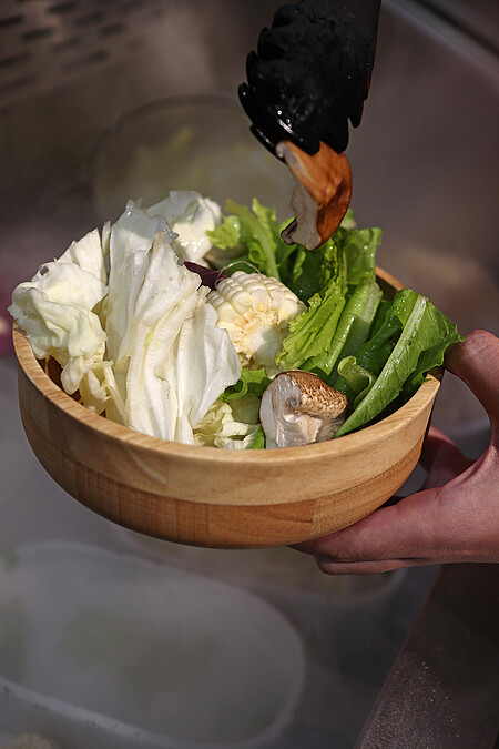 菜盤也改為自助式取用的蔬菜吧,每日將供應超過8種蔬果蕈菇類。