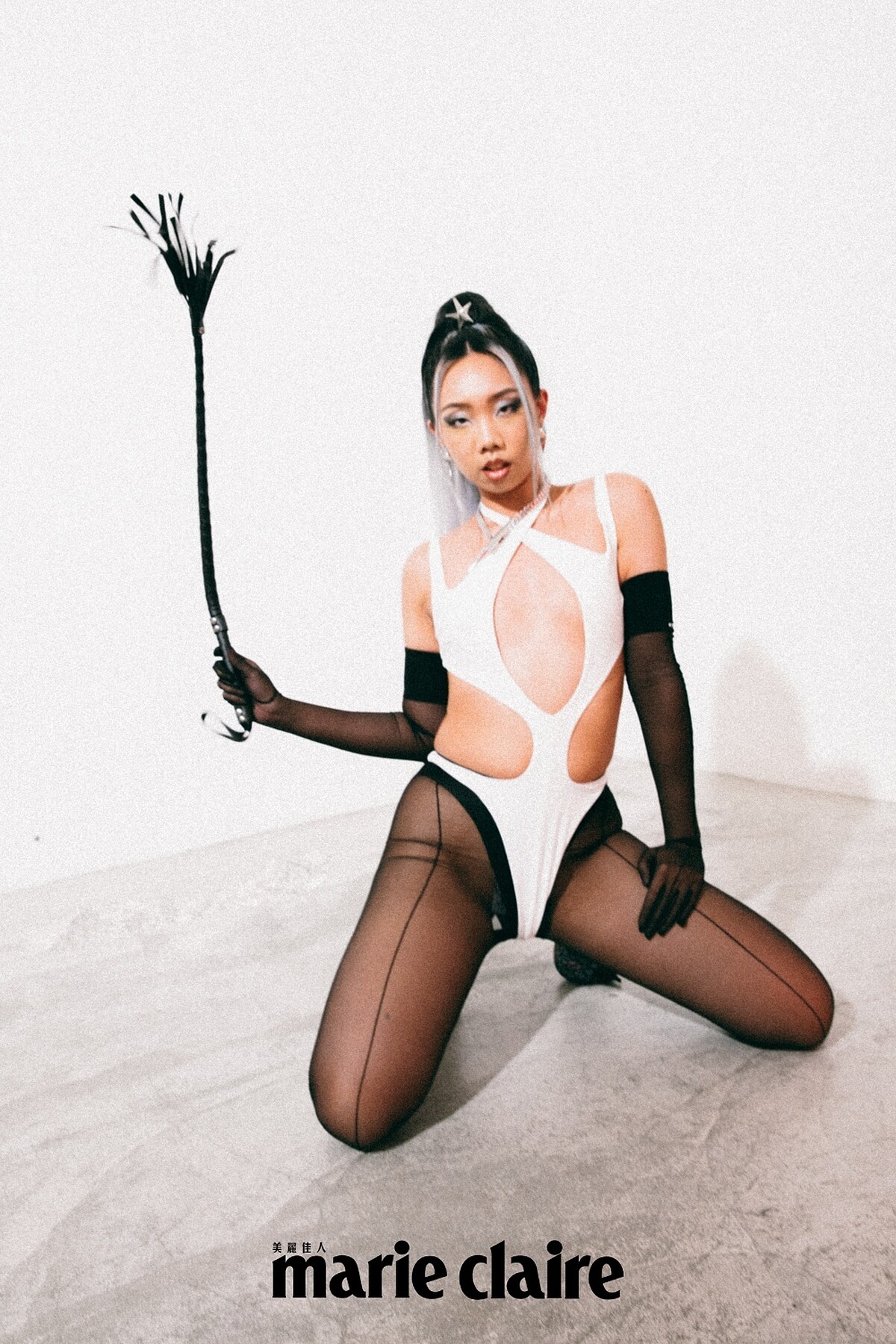 爪牙造型項鍊 by zeit ；白色繞脖剪裁連體衣、剪裁黑絲褲、星星耳環、剪裁透紗手套 ，all by Mugler H&M。