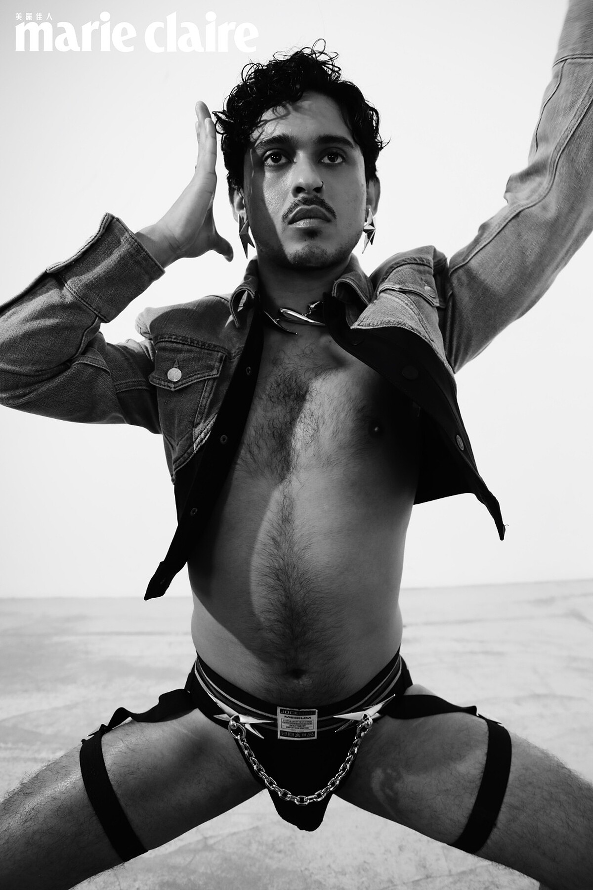 （Berto Vase ）剪裁牛仔外套、造型項鍊、變形星星別針鏈飾、星星耳環，all by Mugler H&M。 