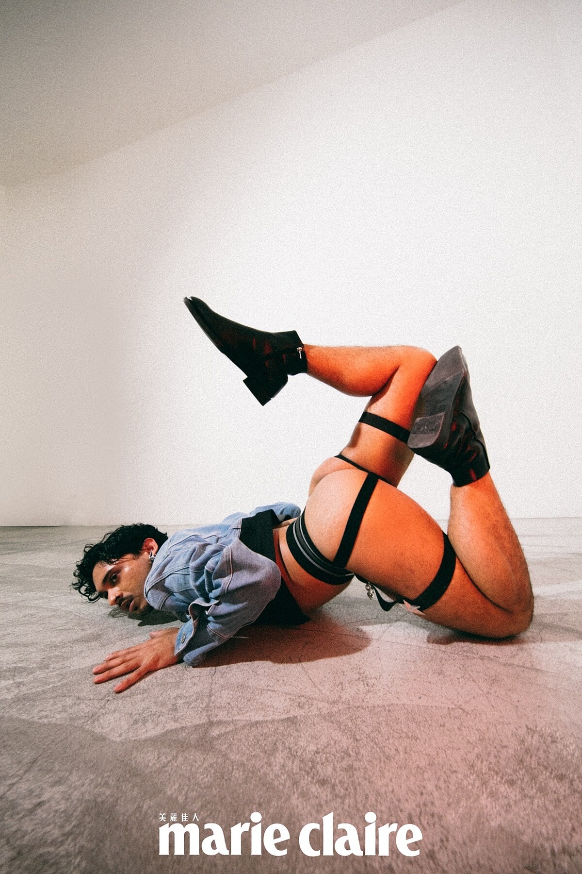 （Berto Vase ）剪裁牛仔外套、造型項鍊、變形星星別針鏈飾、星星耳環，all by Mugler H&M。 