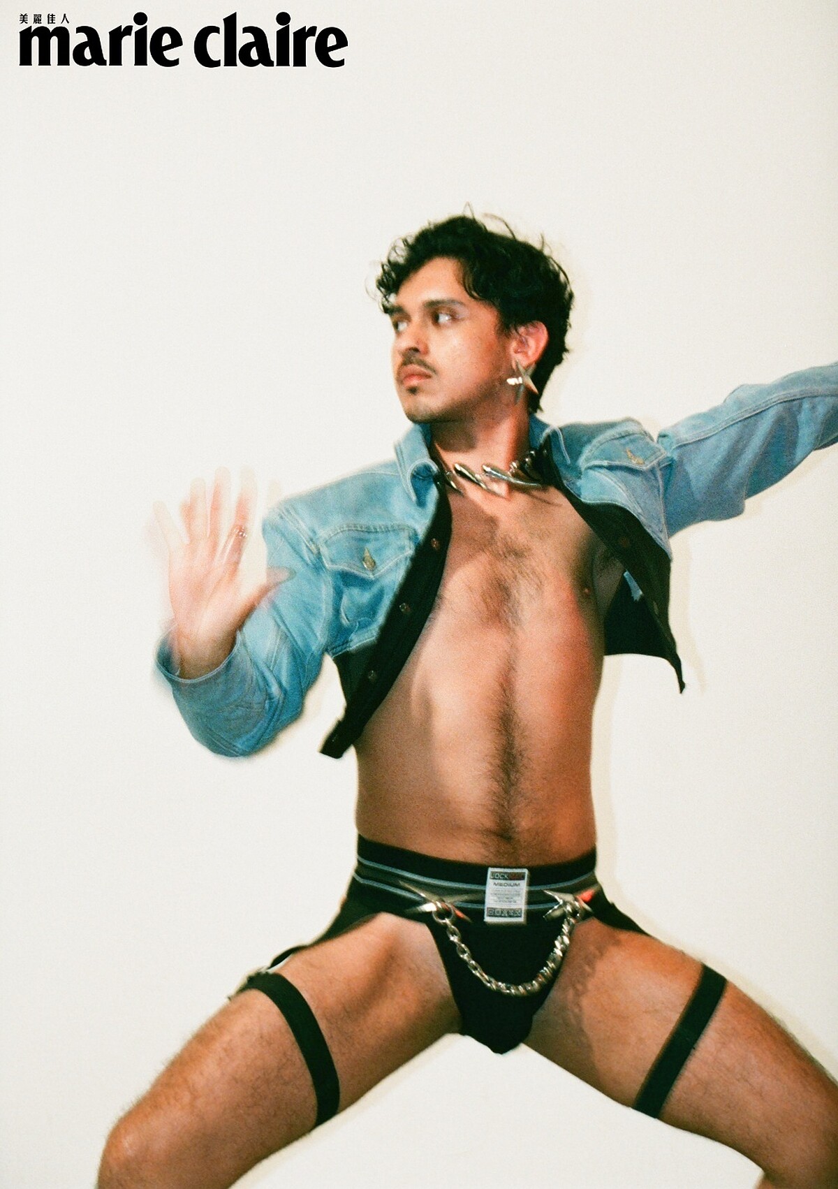 （Berto Vase ）剪裁牛仔外套、造型項鍊、變形星星別針鏈飾、星星耳環，all by Mugler H&M。 