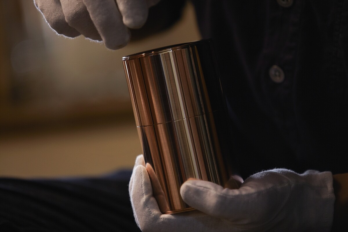 一件茶筒需要一百四十多道手工步驟，工序十分繁複。