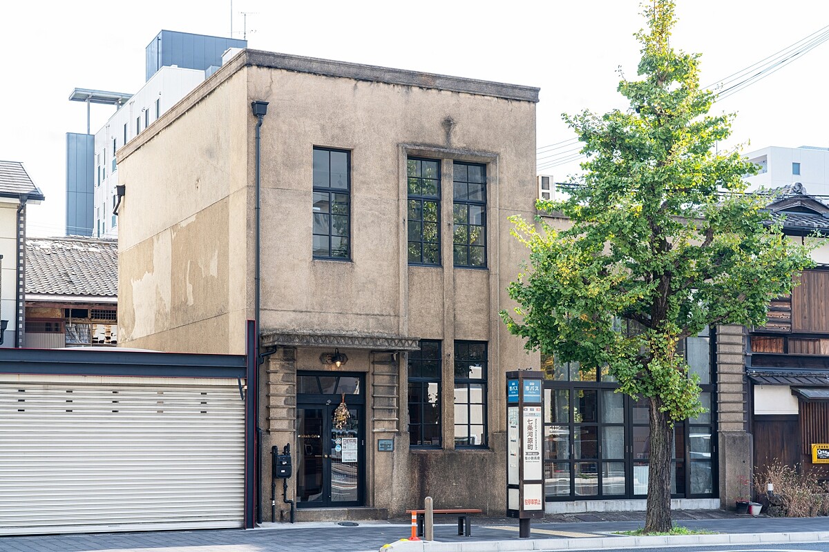 「開化堂咖啡店 Kaikado Caf&eacute;」由丹麥設計事務所「OeO」操刀設計室內空間。