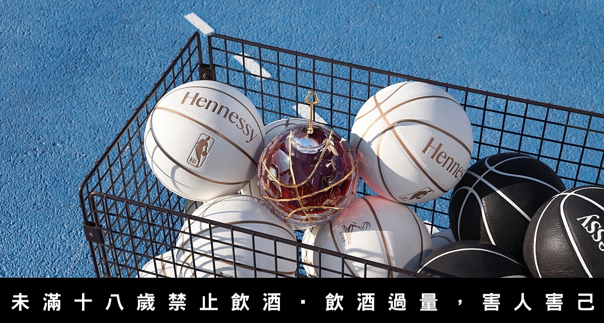 全球限量75組的軒尼詩「百樂廷NBA水晶典藏限量版」。