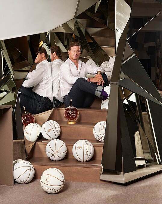 酒款瓶身由傳奇巴黎珠寶設計師勞倫茲・鮑默(Lorenz Bäumer)設計。