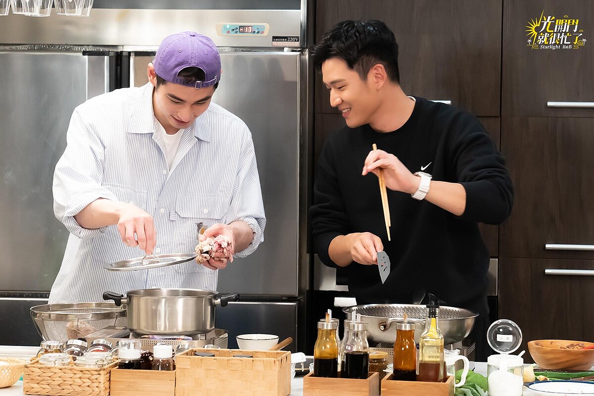 《光開門就很忙了》左起首席大廚章廣辰、餐飲總監周興哲。