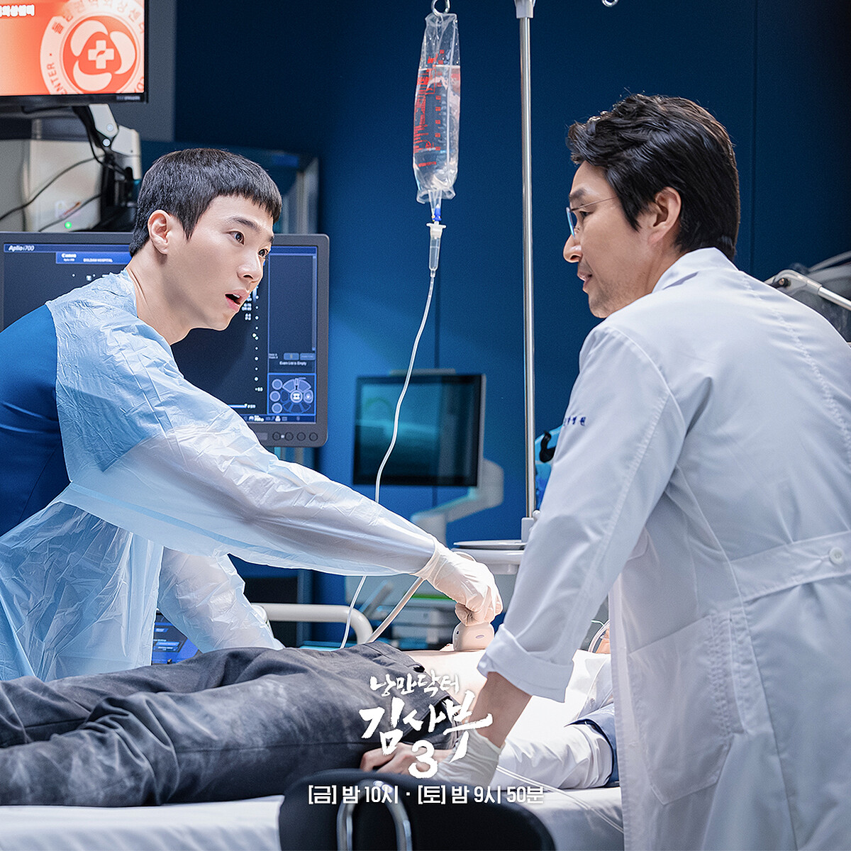 《浪漫醫生金師傅3》金師傅(右)難得擔任其他醫生的助手，讓李宣雄(左)首次執刀很有安全感