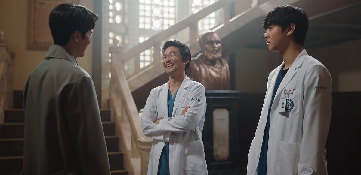 《浪漫醫生金師傅3》金師傅(中)笑迎姜東柱(左)讓一旁的徐宇鎮(右)表情有點泛醋味