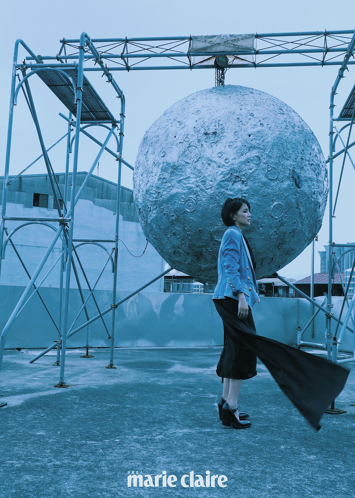 合身騎士丹寧外套，Balmain。黑長洋裝、瑪莉珍粗跟高跟鞋，Both by Prada。