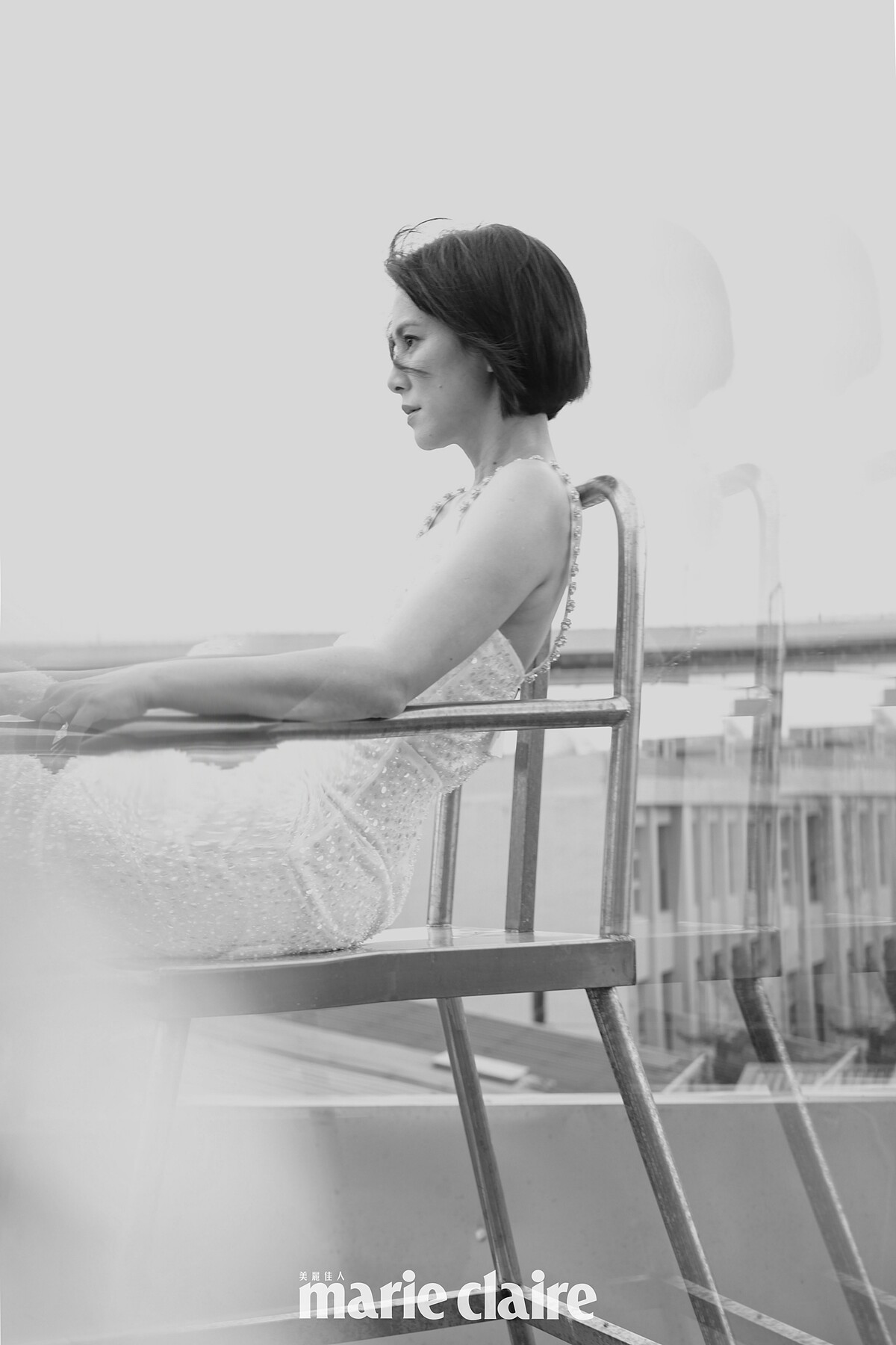 刺繡亮片墜飾細肩帶長裙，self-portrait。戒指兩只、耳環，Both by agete。