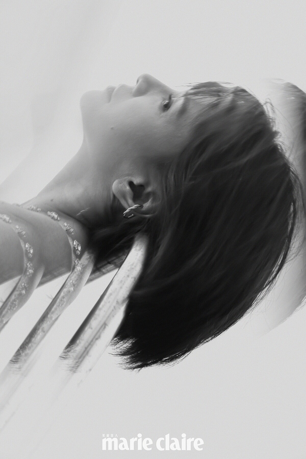 刺繡亮片墜飾細肩帶長裙，self-portrait。戒指兩只、耳環，Both by agete。