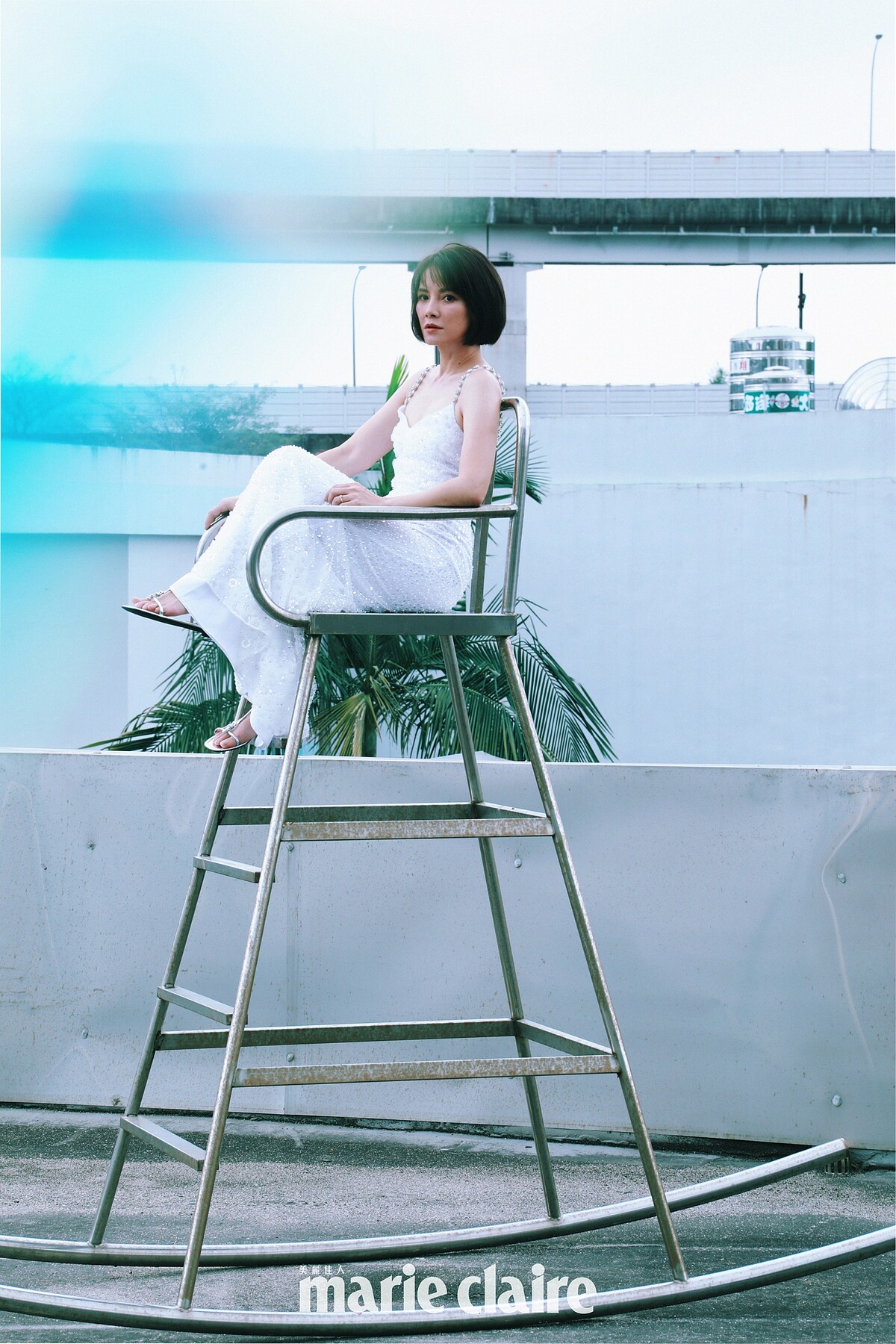 刺繡亮片墜飾細肩帶長裙，self-portrait。戒指兩只、耳環，Both by agete。銀色亮片平底涼鞋，Maje。