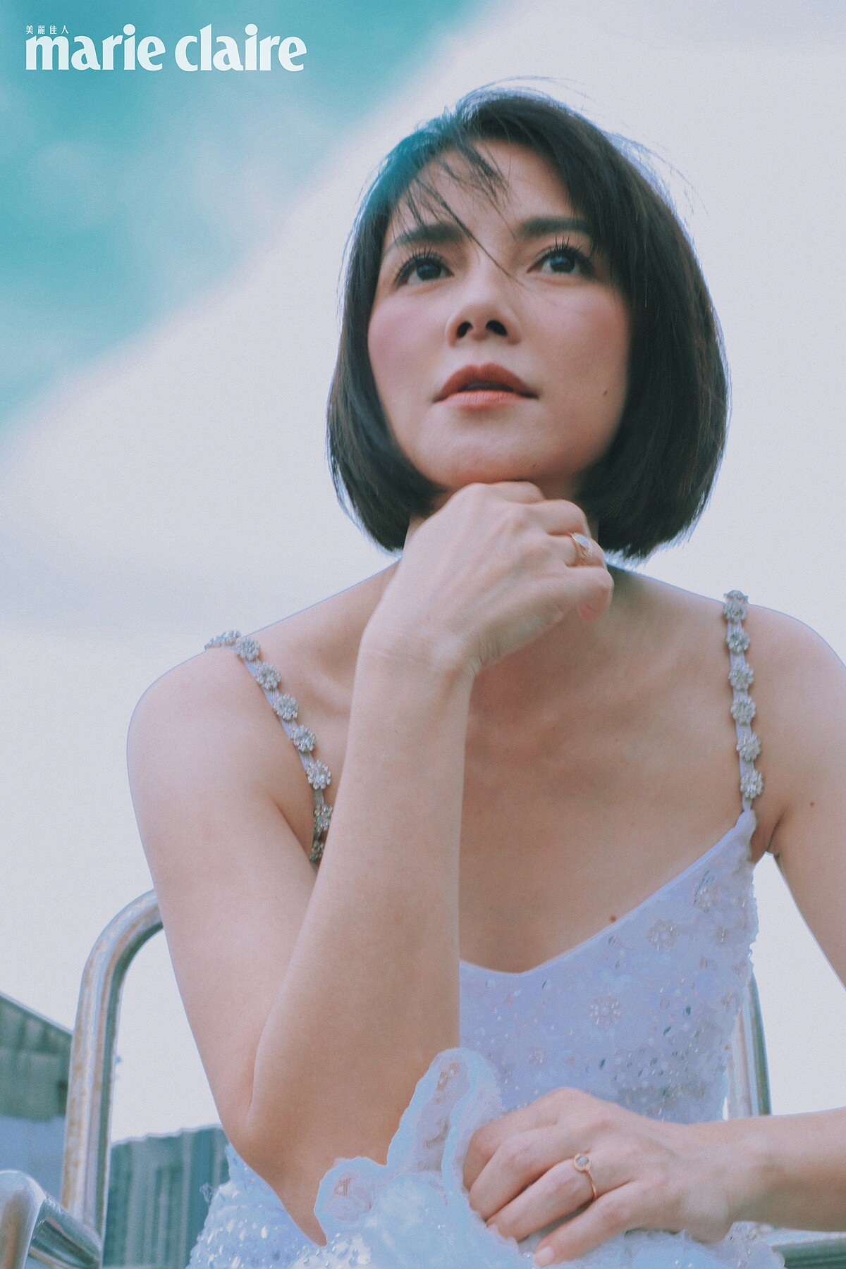 刺繡亮片墜飾細肩帶長裙，self-portrait。戒指兩只、耳環，Both by agete。