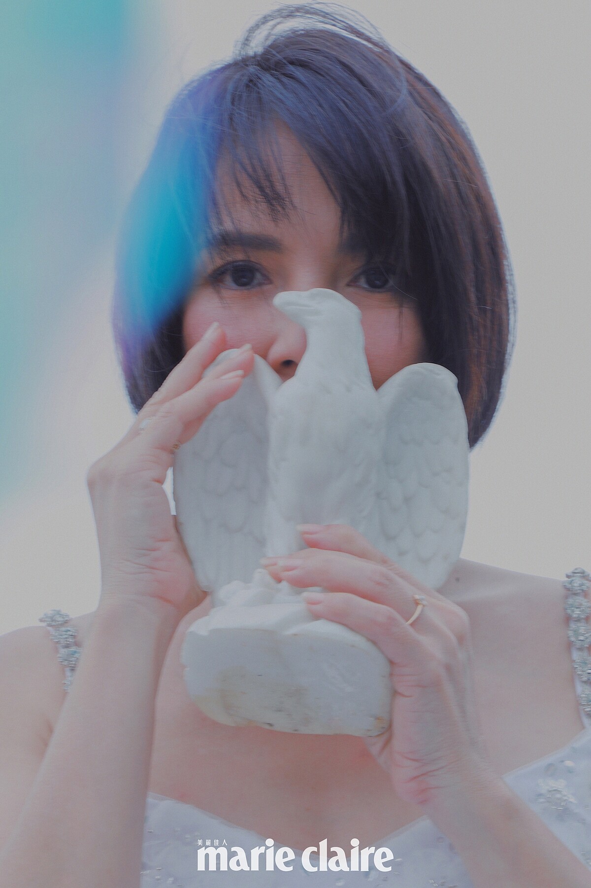 刺繡亮片墜飾細肩帶長裙，self-portrait。戒指兩只、耳環，Both by agete。