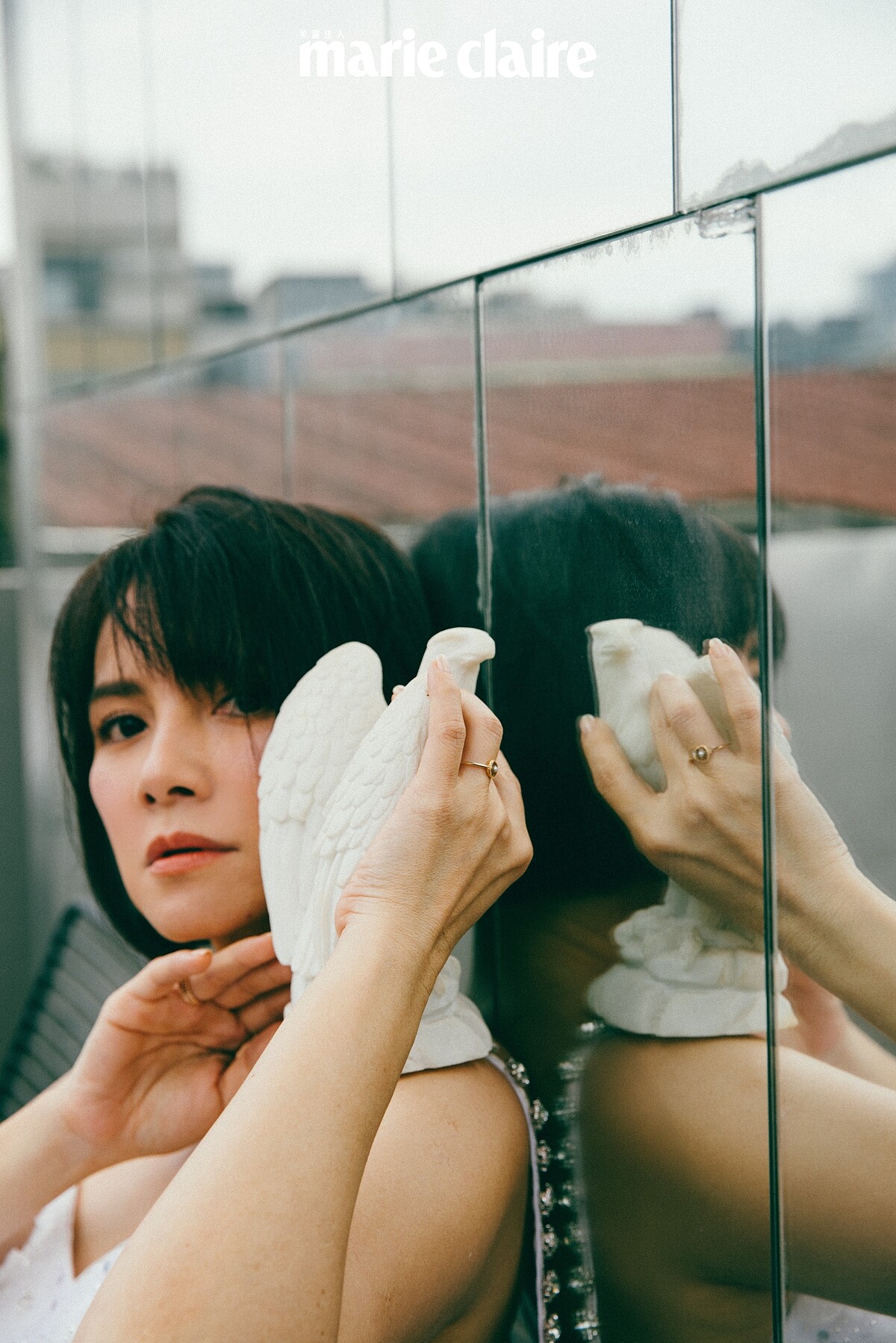 刺繡亮片墜飾細肩帶長裙，self-portrait。戒指兩只、耳環，Both by agete。