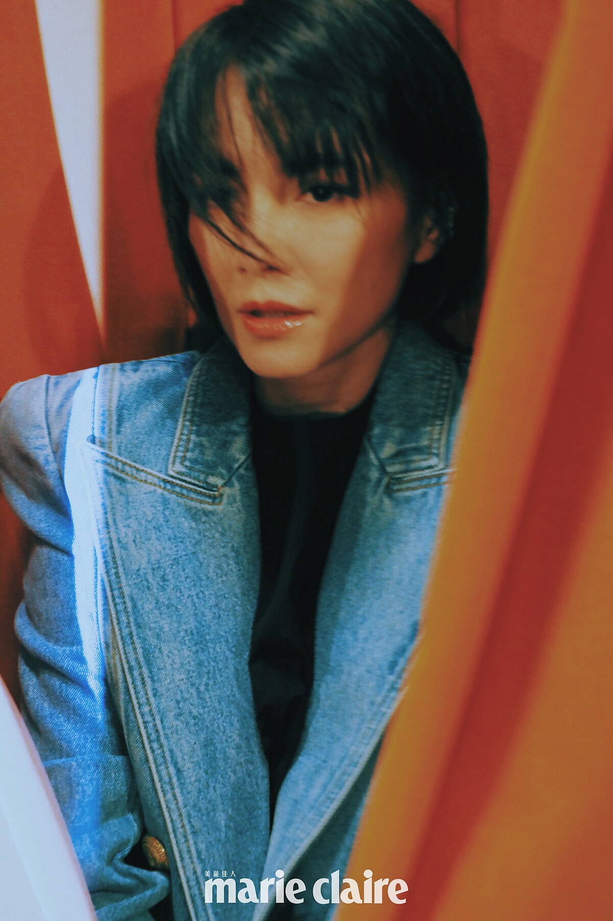 合身騎士丹寧外套，Balmain。黑長洋裝，Prada。