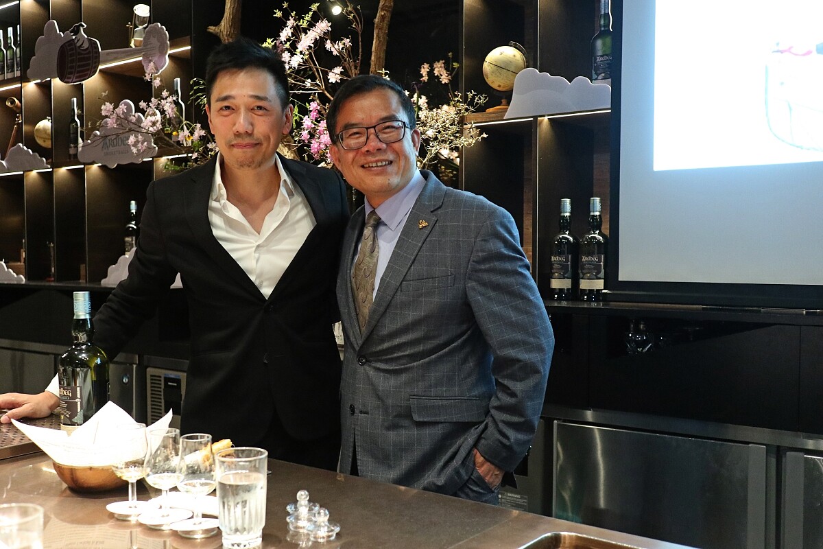 亞洲50大酒吧的「Bar Mood 吧沐」主理人，與品牌大使 Murphy。