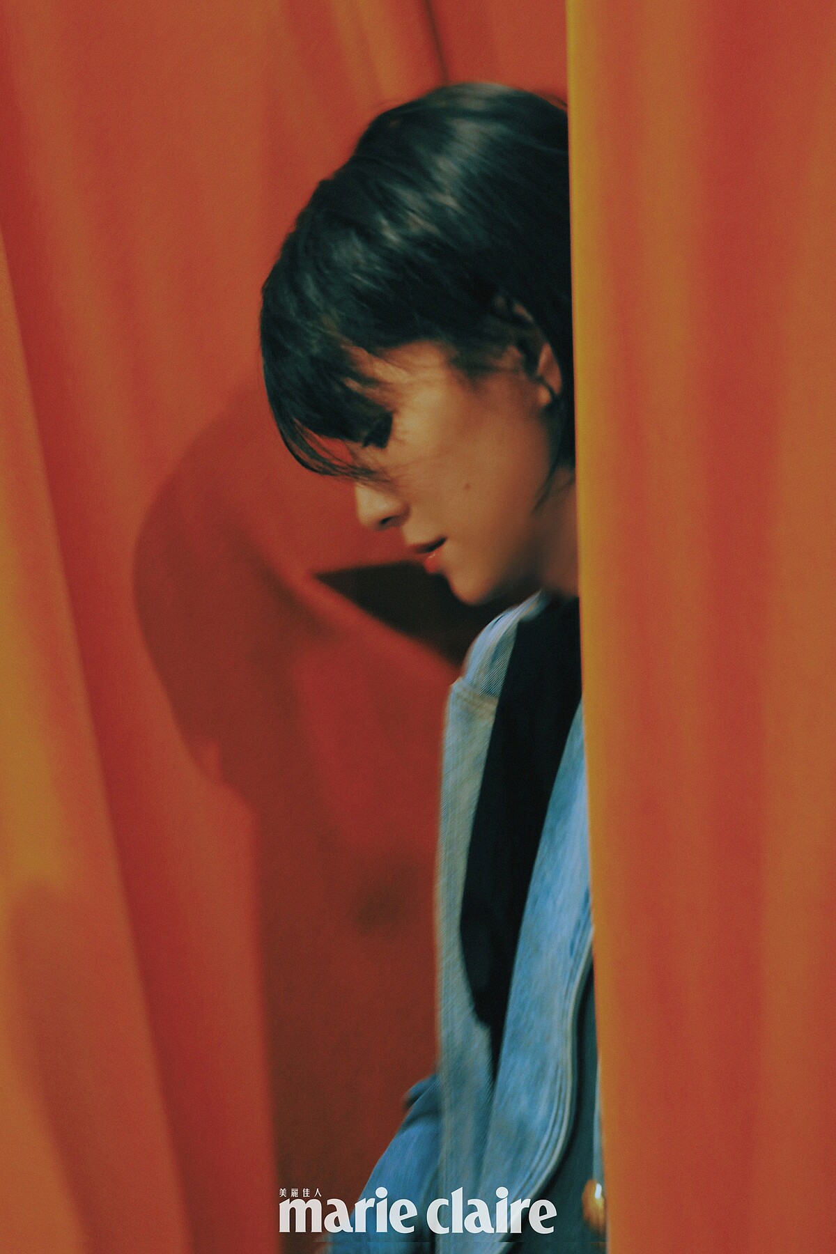 合身騎士丹寧外套，Balmain。黑長洋裝，Prada。