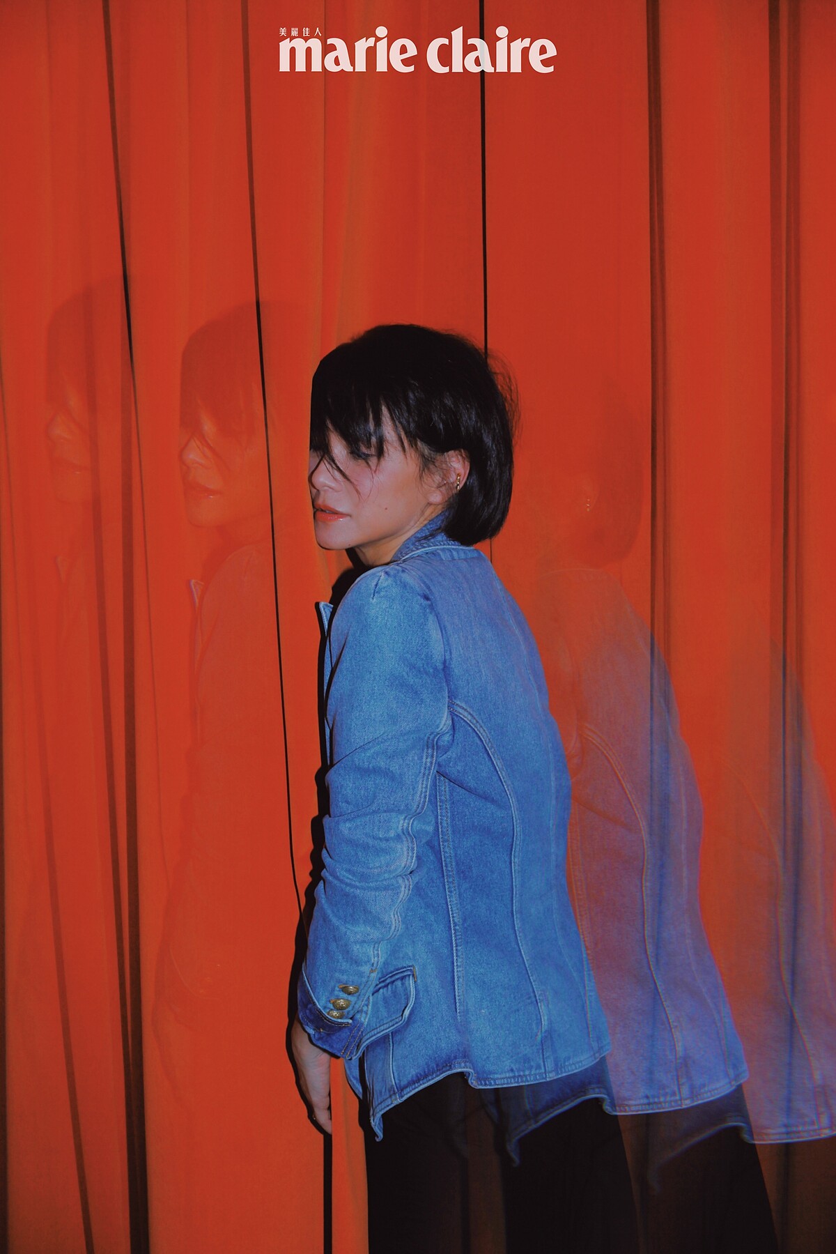 合身騎士丹寧外套，Balmain。黑長洋裝，Prada。