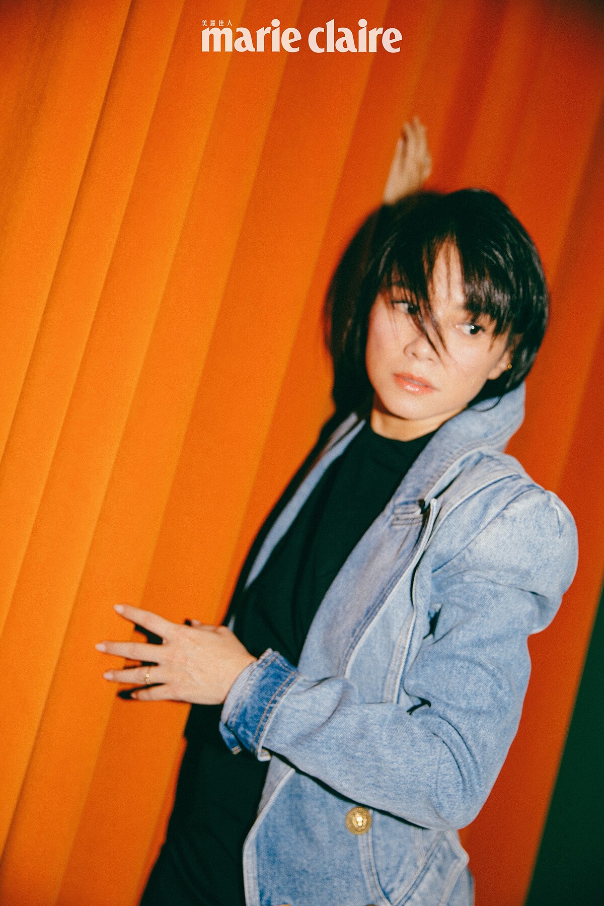 合身騎士丹寧外套，Balmain。黑長洋裝，Prada。