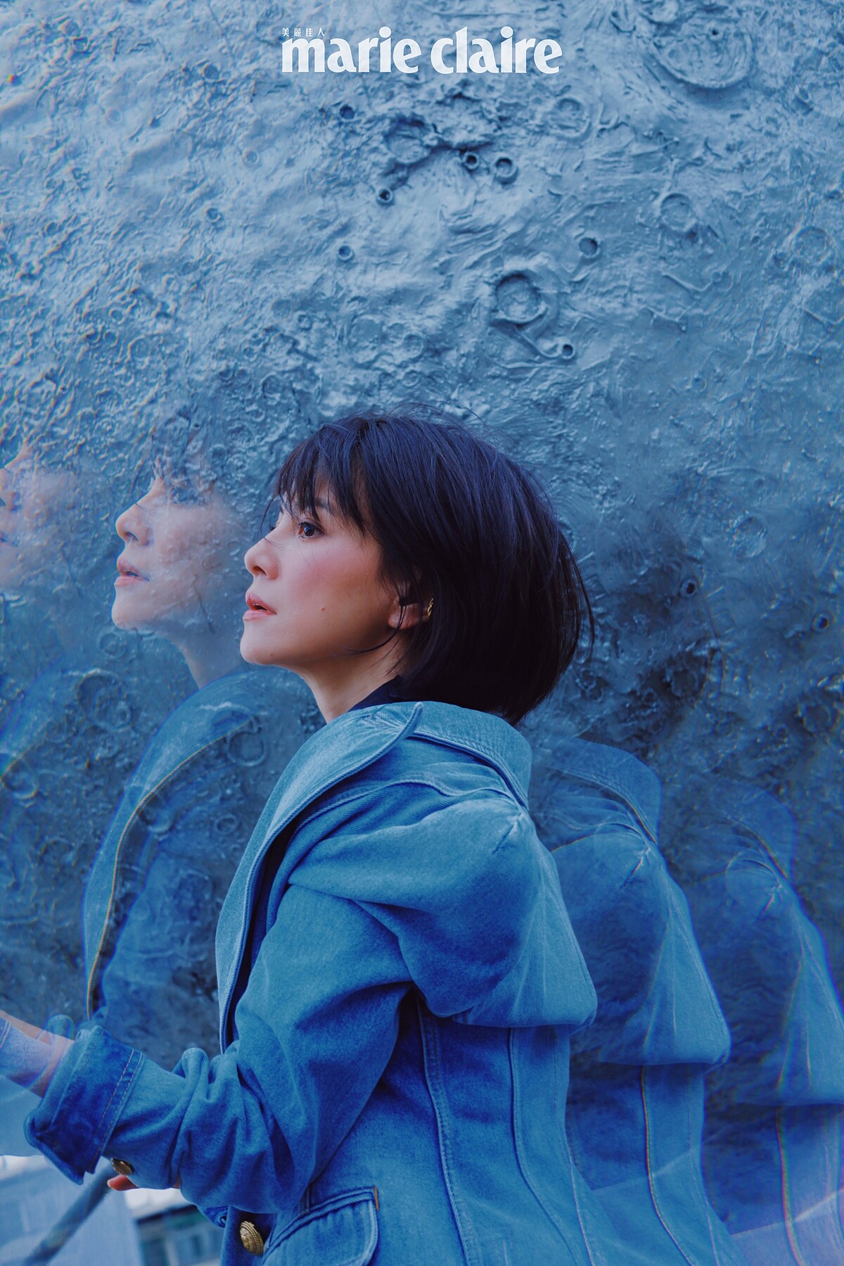 合身騎士丹寧外套，Balmain。黑長洋裝，Prada。