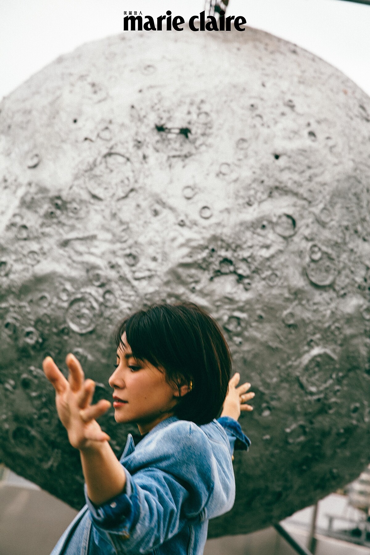 合身騎士丹寧外套，Balmain。黑長洋裝，Prada。