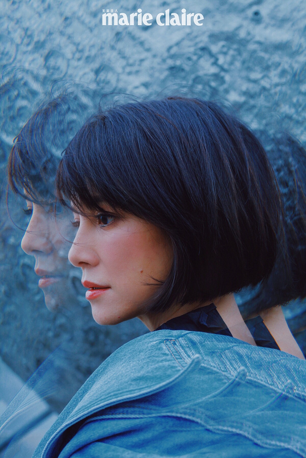 合身騎士丹寧外套，Balmain。黑長洋裝，Prada。