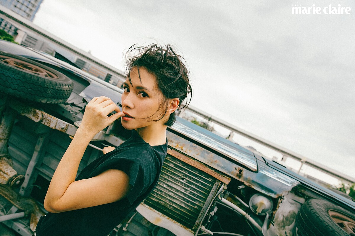 墊肩無袖上衣，Isabel Marant。戒指兩只、耳環，Both by agete。