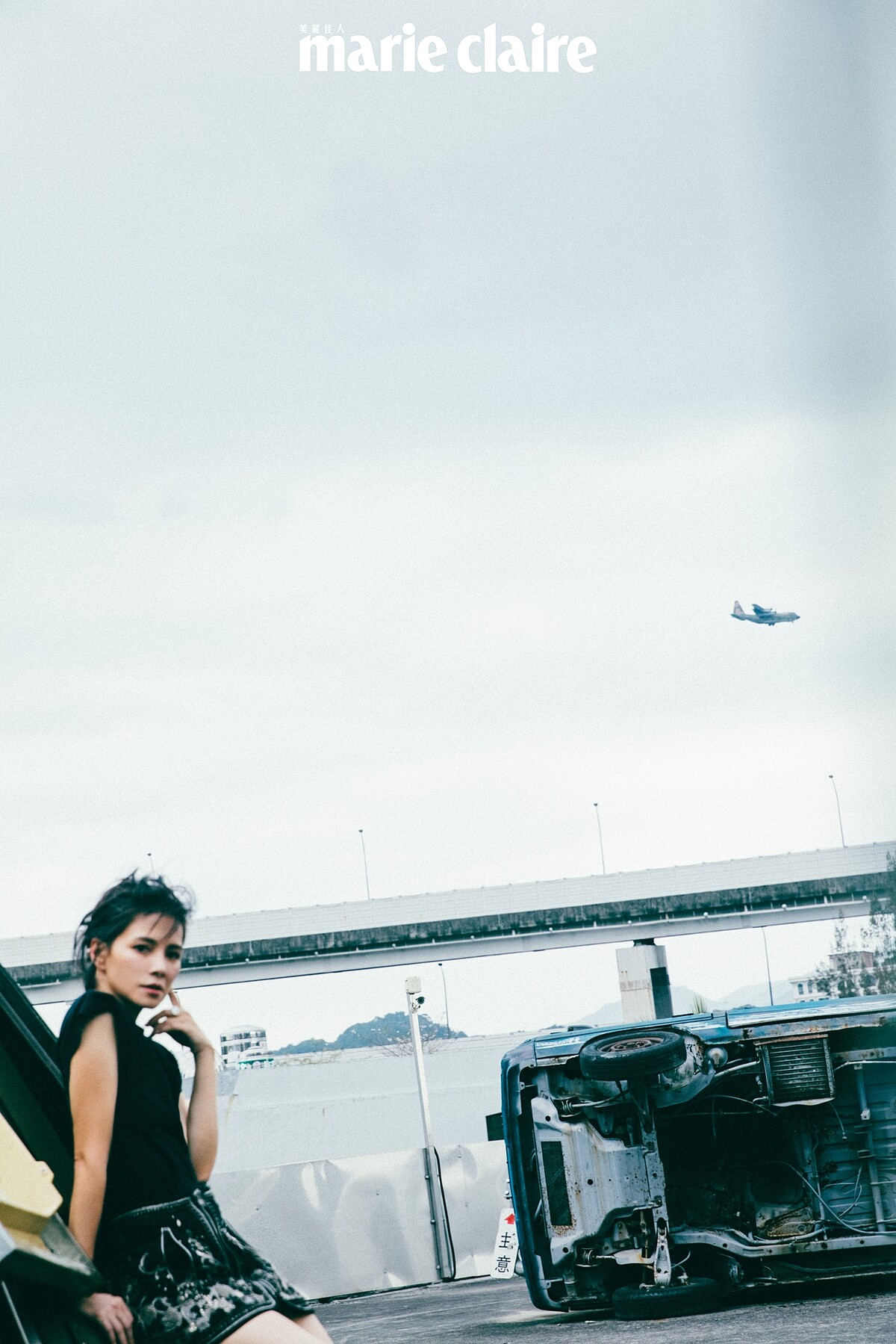 墊肩無袖上衣、銀墜飾刺繡短裙，Both by Isabel Marant。戒指兩只、耳環，Both by agete。