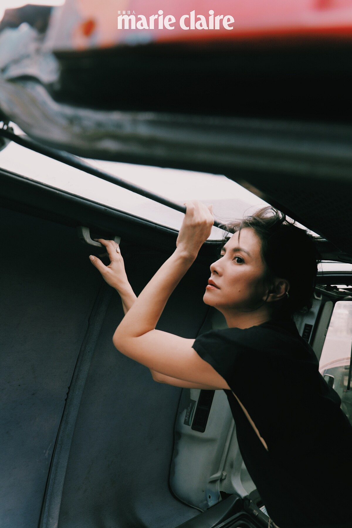 墊肩無袖上衣、銀墜飾刺繡短裙，Both by Isabel Marant。戒指兩只、耳環，Both by agete。