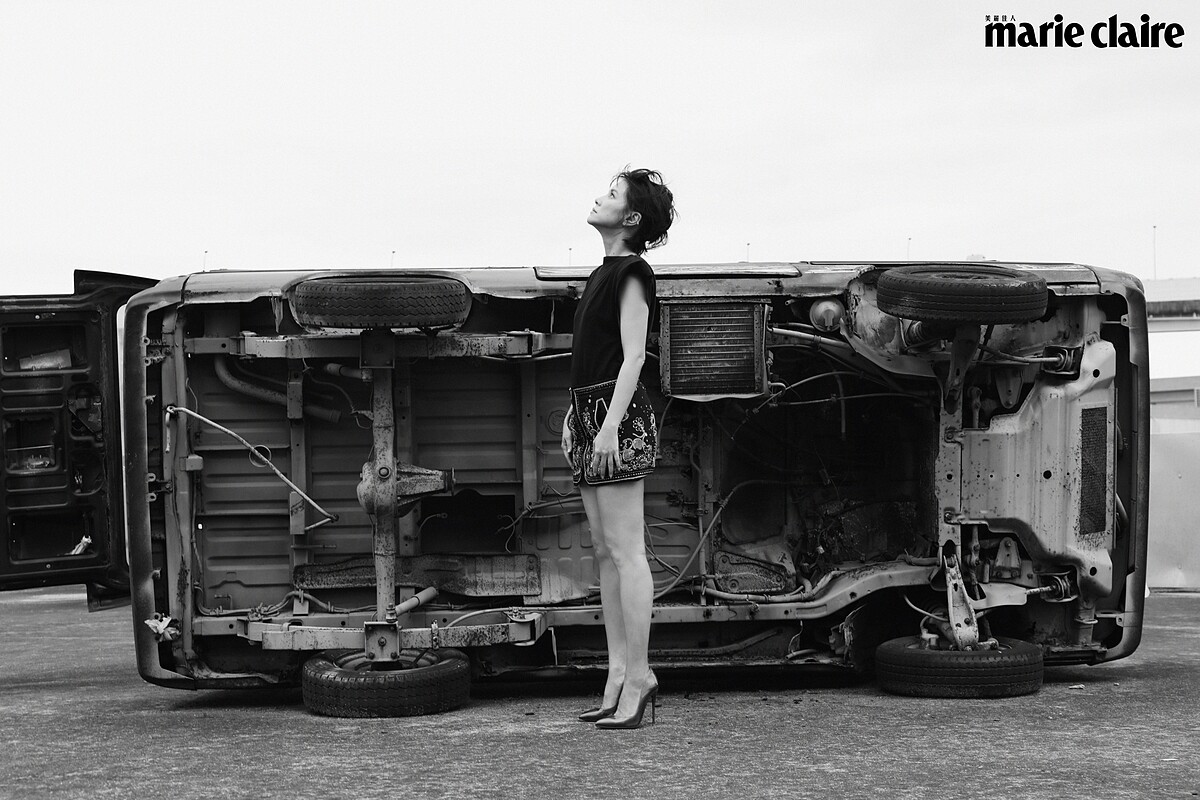 墊肩無袖上衣、銀墜飾刺繡短裙，Both by Isabel Marant。戒指兩只、耳環，Both by agete。Hot Chick 電光粉高跟鞋，Christian Louboutin。