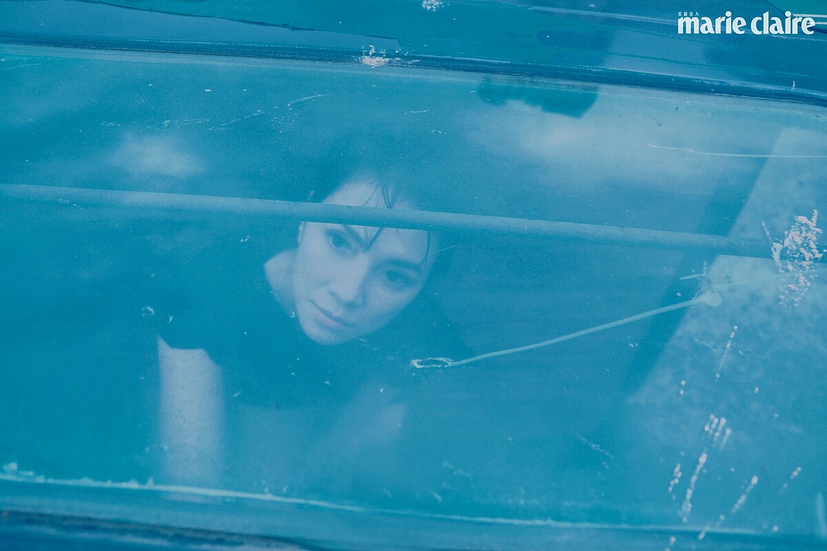 墊肩無袖上衣、銀墜飾刺繡短裙，Both by Isabel Marant。戒指兩只、耳環，Both by agete。