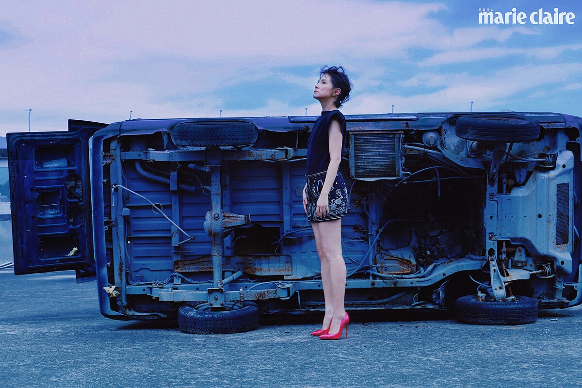 墊肩無袖上衣、銀墜飾刺繡短裙，Both by Isabel Marant。戒指兩只、耳環，Both by agete。Hot Chick 電光粉高跟鞋，Christian Louboutin。