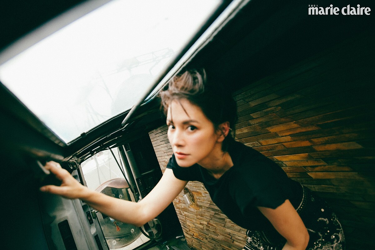 墊肩無袖上衣、銀墜飾刺繡短裙，Both by Isabel Marant。戒指兩只、耳環，Both by agete。