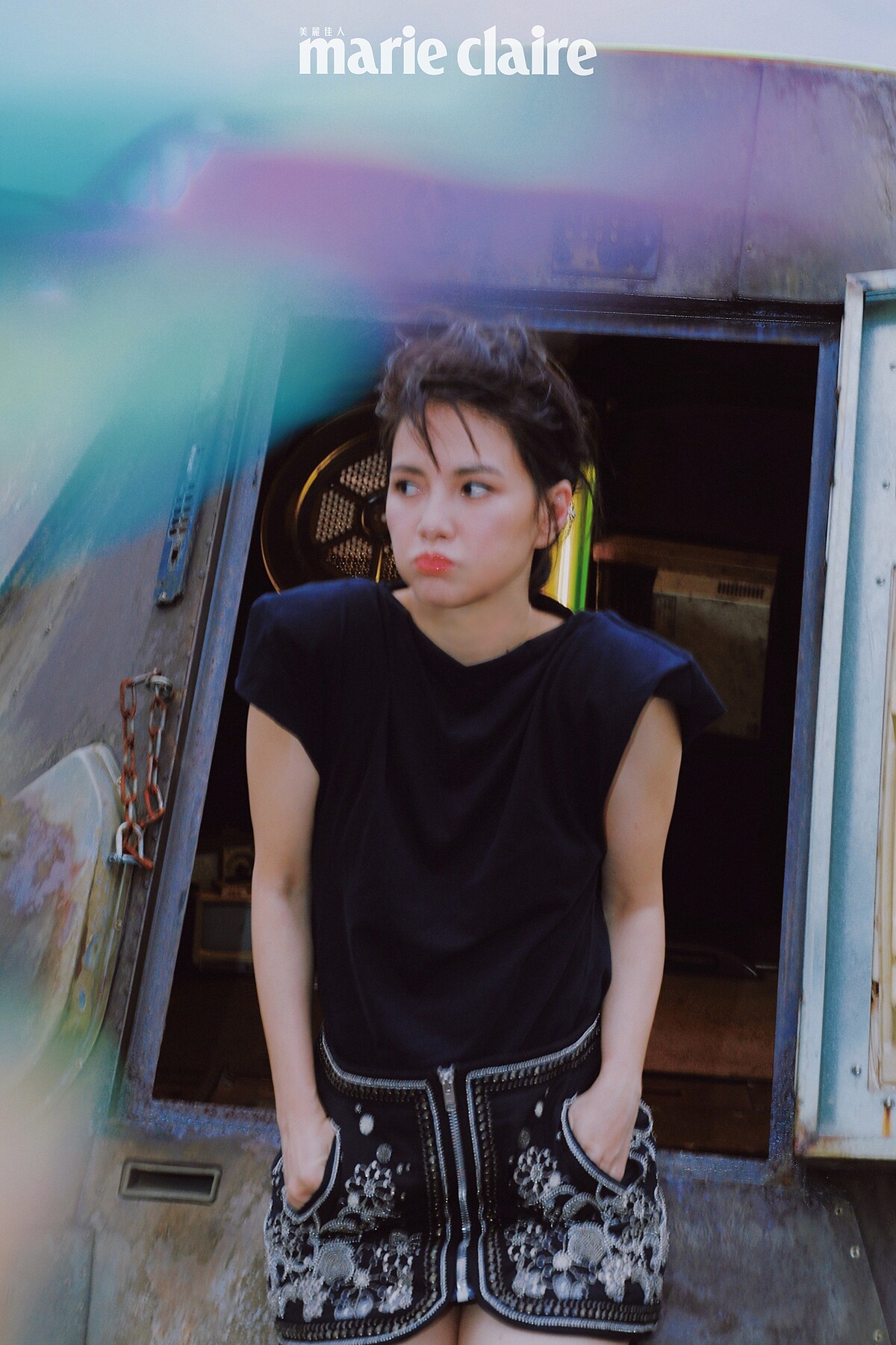 墊肩無袖上衣、銀墜飾刺繡短裙，Both by Isabel Marant。戒指兩只、耳環，Both by agete。