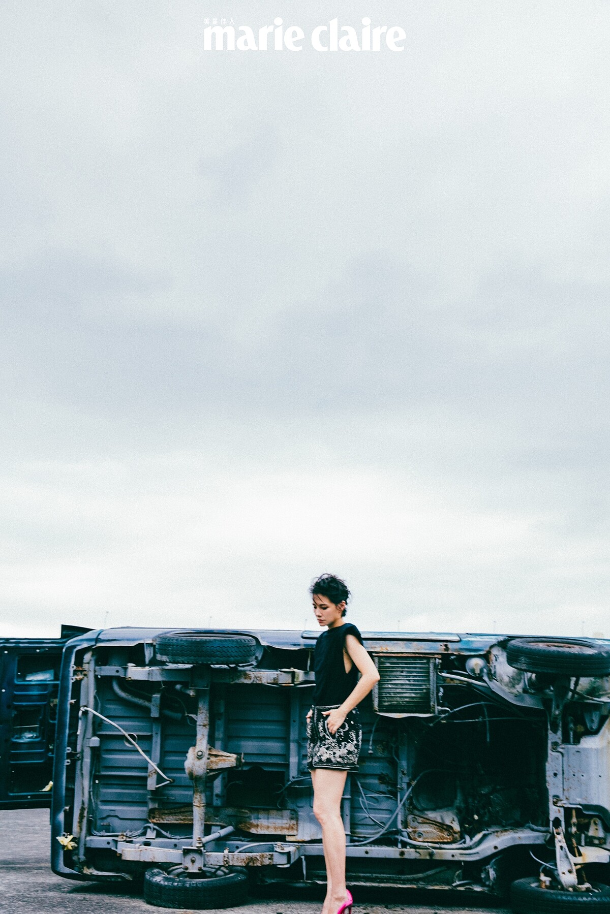 墊肩無袖上衣、銀墜飾刺繡短裙，Both by Isabel Marant。戒指兩只、耳環，Both by agete。Hot Chick 電光粉高跟鞋，Christian Louboutin。