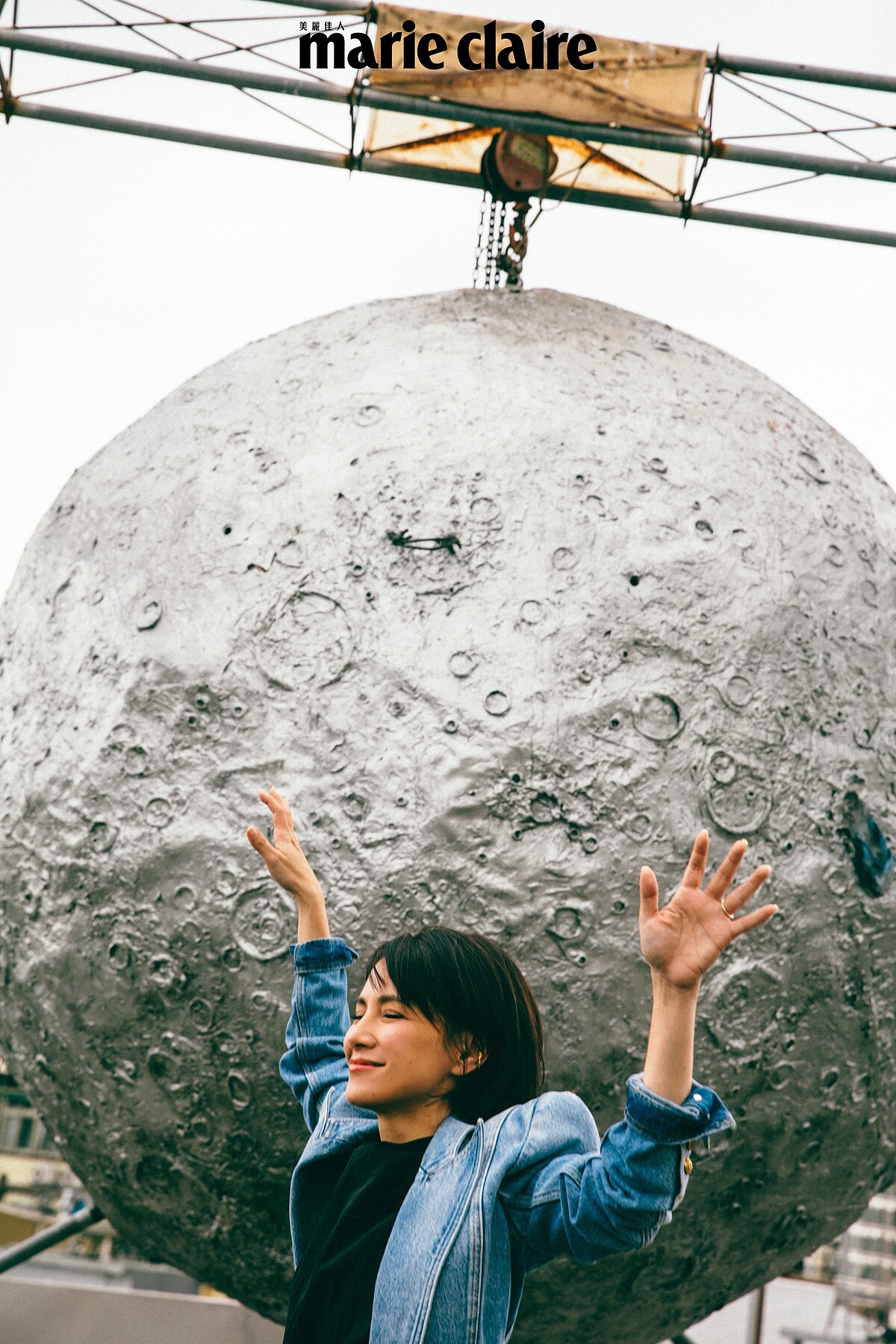 合身騎士丹寧外套，Balmain。黑長洋裝，Prada。