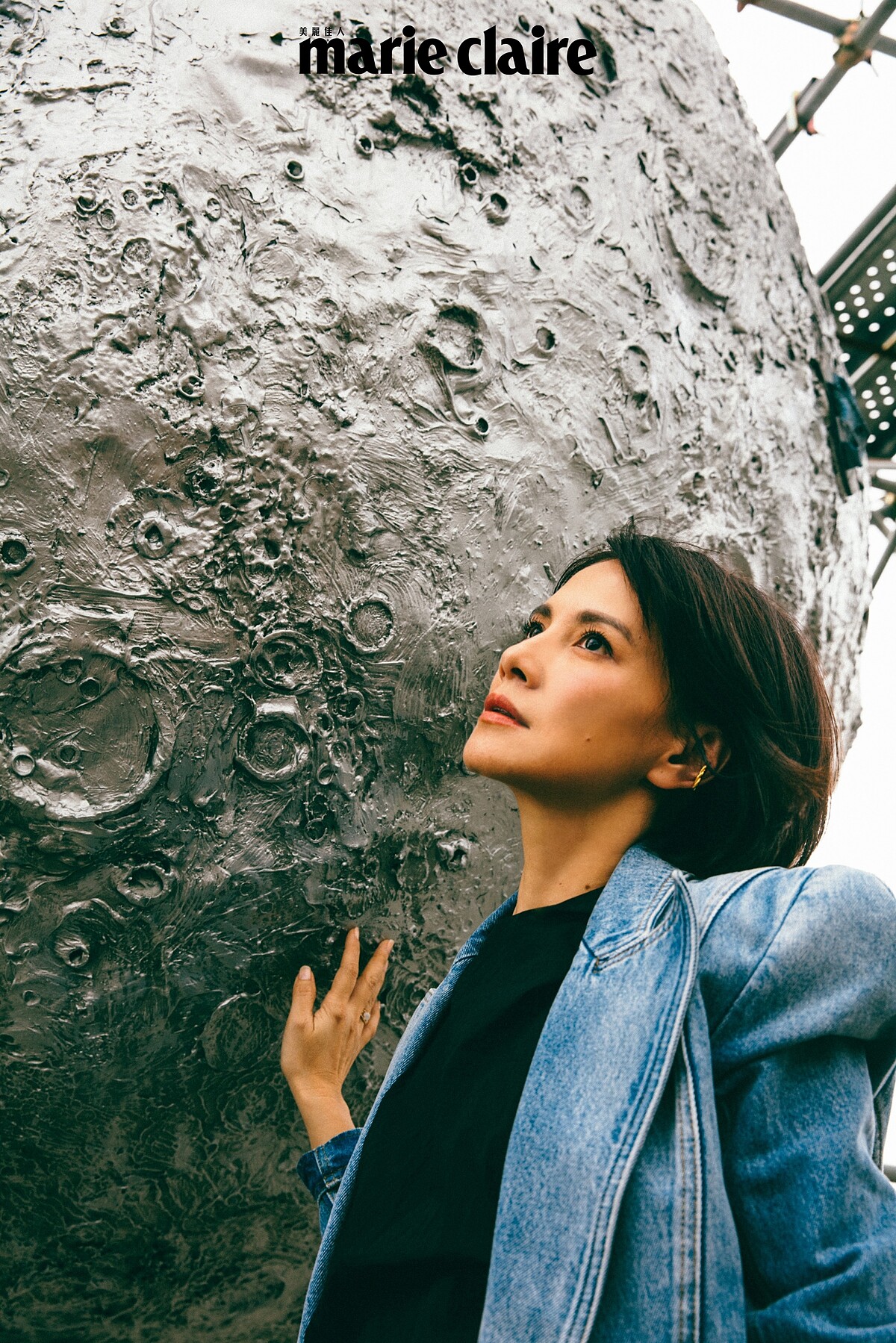 合身騎士丹寧外套，Balmain。黑長洋裝，Prada。