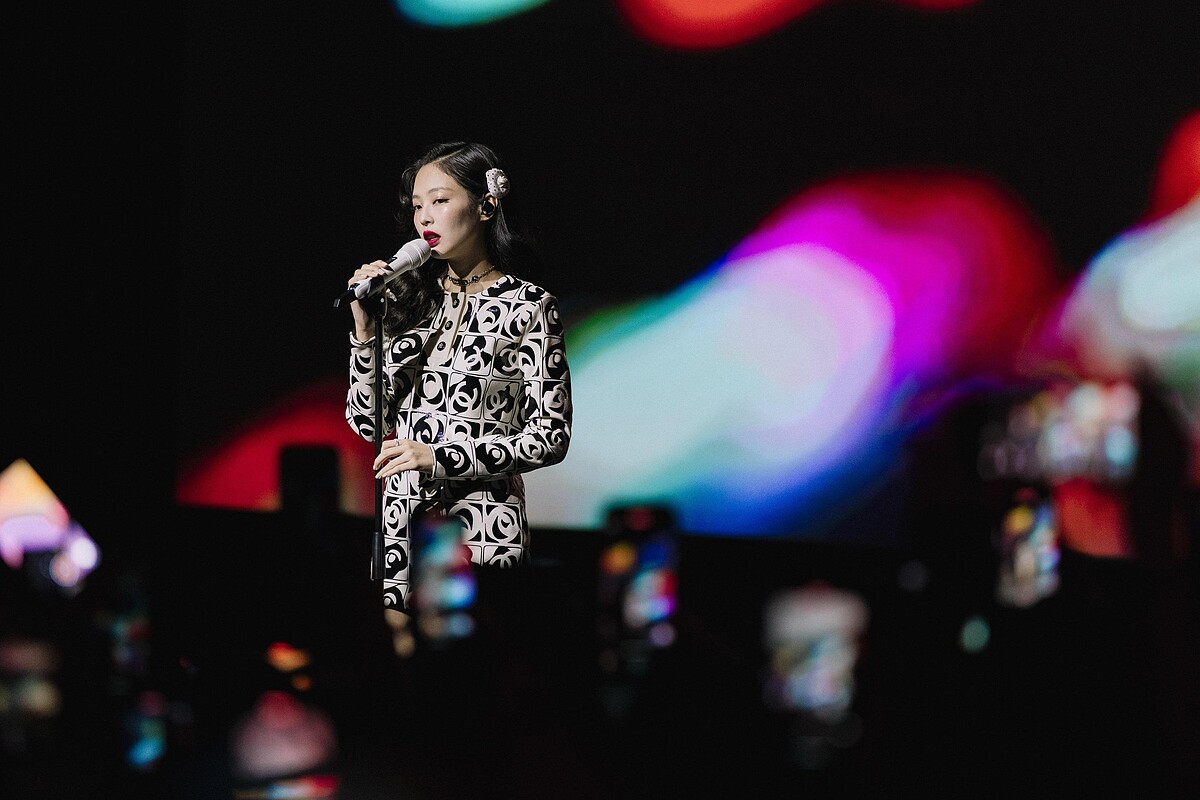 JENNIE穿著香奈兒2023/24秋冬高級時裝系列