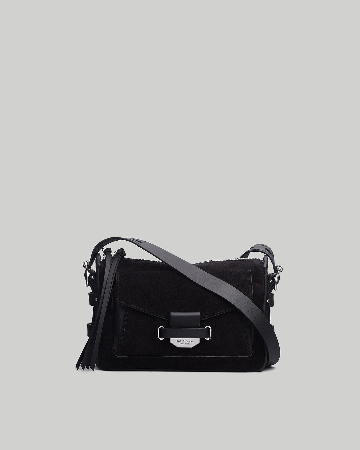 rag & bone 黑色麂皮郵差包，NT21,000。